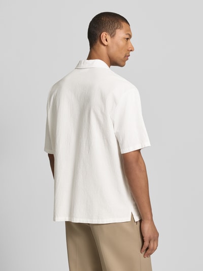 Männermodel trägt Regular Fit Freizeithemd aus Bio-Baumwolle von JAKE*S STUDIO MEN in Weiß, strukturierte Oberfläche, Rückansicht Ganzkörperansicht.