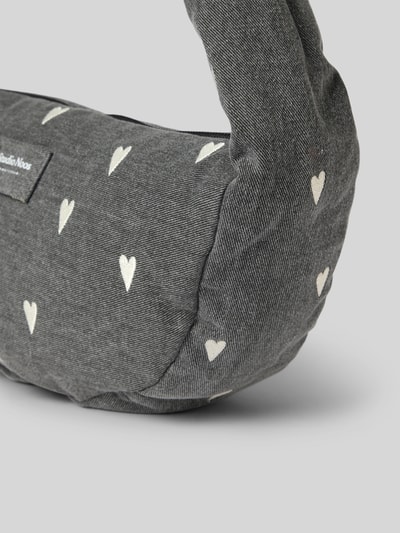 Produktfoto, Shoulder Bag aus reiner Baumwolle in Denim-Optik von Studio Noos, grauer Stoff mit weißem Herzchen-Allover-Print, sichtbares Logo-Detail, strukturierte Oberfläche, Größenangaben: 38x20x8 cm, Schulterriemen 86 cm, Motivprint auf ganzer Tasche, Reißverschluss am Hauptfach