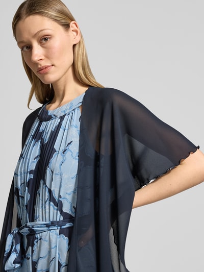 Vrouwenmodel draagt Bolero met open voorkant van Christian Berg Cocktail, chiffon, losse fit, semitransparant, kort mouw, donkerblauw, detailopname bovenlichaam.