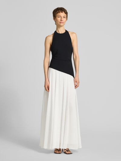 Modelka kobieca ma na sobie Cocktailkleid in Two-Tone-Machart Modell 'Elise' od Forever New, czarny top, biała zwiewna spódnica, szyfon, krój taliowany, maxikleid, długość tyłu w rozmiarze 36: 144 cm, szerokość w rozmiarze 36: 37 cm, widok całej sylwetki z przodu