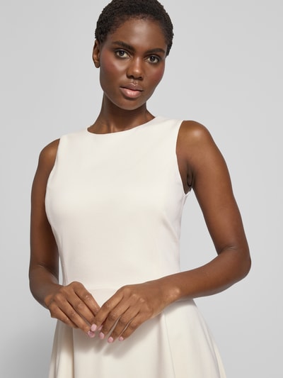 Männermodel trägt knielanges Kleid aus Viskose-Mix Modell 'CHARLEY' von Lauren Ralph Lauren, kremowy kolor, A-linia, okrągły dekolt, zbliżenie na górną część ciała.