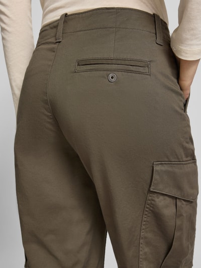 Kobiece model nosi Loose Fit Cargohose aus Baumwoll-Mix od G-Star Raw, mieszanka bawełny i elastanu, tył, detal spodni cargo, kieszeń z tyłu, długość wewnętrzna nogawki 81 cm, szerokość w rozmiarze 27: 40 cm, zapięcie na guzik i zamek błyskawiczny, szlufki na pasek, wpuszczane kieszenie, kieszenie cargo oraz z tyłu, zakończenia nogawek z tasiemkami, detal tyłu spodni, zbliżenie.