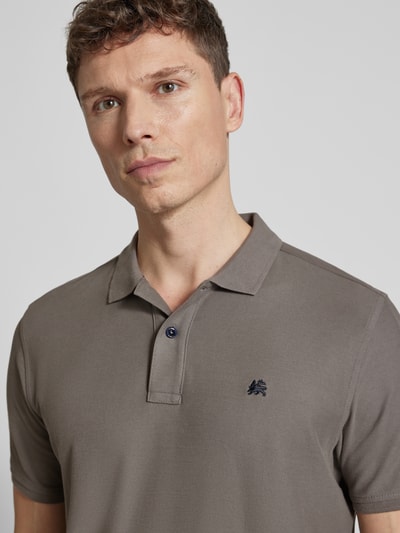 Mężczyzna model nosi Regular Fit Poloshirt mit Logo-Stitching Modell 'Performance' von Lerros z mieszanki bawełny, koszulka polo szara, długość tyłu w rozmiarze M: 72 cm, krótki rękaw, wyhaftowane logo, zbliżenie na górną część ciała