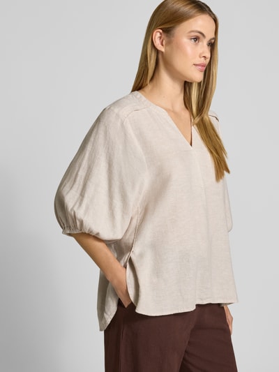 Frauenmodel trägt Bluse aus Leinen-Mix mit verlängertem Rücken Modell 'Lava' von FREE/QUENT, lockere Form, helle Naturfarbe, Nahaufnahme Oberkörper.