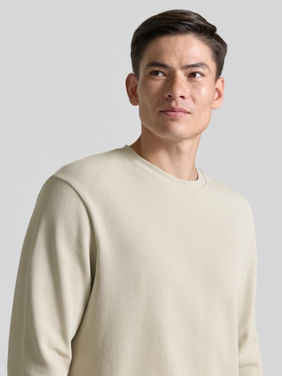 Männermodel trägt Regular Fit Langarmshirt aus Baumwoll-Mix Modell 'WE-TEMPEST' von BOSS Orange, unifarben, Feinripp, Nahaufnahme Oberkörper.