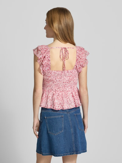 Frauenmodel trägt Slim Fit Blusentop mit Allover-Muster Modell 'ELIZA' von Only in floraler Optik aus Chiffon, Ganzkörperansicht Rückansicht.