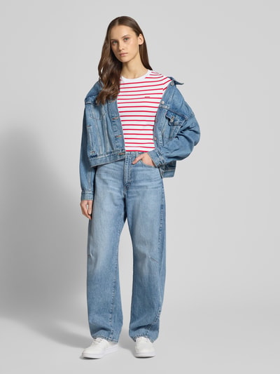 Frauenmodel trägt T-Shirt in Ripp-Optik mit Label-Stitching von Levi's®, weiß mit roten Streifen, Slim Fit, Baumwoll-Mix, Ganzkörperansicht von vorne.