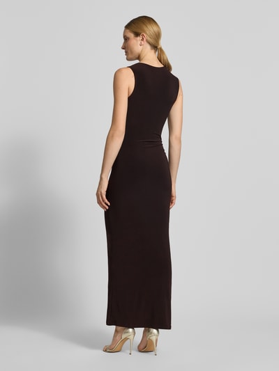 Frauenmodel trägt Regular Fit Maxikleid mit Raffungen Modell 'Jess' von Forever New in Dunkelbraun, ärmellos, glatte Textur, Ganzkörperansicht Rückansicht. Elastischer Material-Mix, Rundhalsausschnitt, Rückenlänge 147 cm, Brustweite 36 cm in Größe 36.