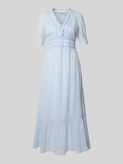 Produktfoto, Damen Midikleid mit Rüschen und Häkelspitze Modell 'Alvina' von Neo Noir, Reine Baumwolle, Taillierter Schnitt, V-Ausschnitt, Smok-Detail, Hellblau