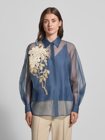 Modelka kobieca ma na sobie Regular Fit Bluse aus reiner Seide Modell 'SELIBBRA' von Max Mara Studio, transparentny niebieski chiffon z haftem, widok całej sylwetki z przodu.