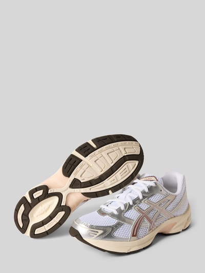 Produktfoto, Sneaker mit Schnürung Modell 'GEL-1130' von ASICS, weiß mit silbernen und beigefarbenen Details, abgerundete Spitze, Mesh-Struktur, sichtbare Label-Details, Absatzhöhe 4 cm, Schafthöhe 6 cm, Schaftweite 7 cm.