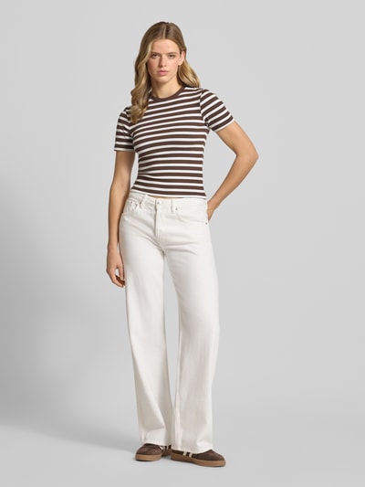 Frauenmodel trägt Slim Fit T-Shirt mit Viskose-Anteil Modell 'JUNE' von ONLY, braun-weiß gestreift, Damen T-Shirt, Ganzkörperansicht von vorne.