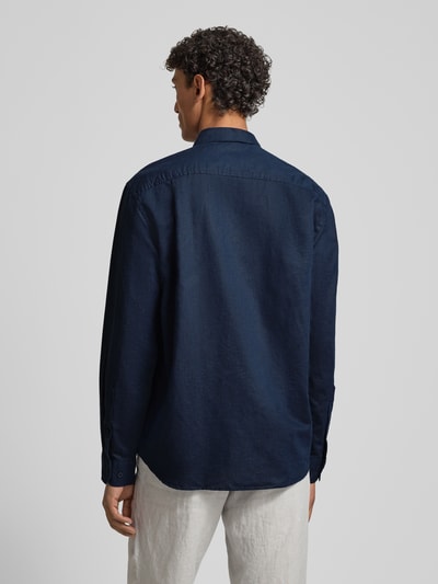 Männermodel trägt Regular Fit Freizeithemd aus Leinen-Baumwoll-Mix Modell 'CLAY LINENBLEND' von SELECTED HOMME in Melange-Optik, dunkelblau, langarm mit Kentkragen und Rückenpasse, Flammgarn-Struktur, Ganzkörperansicht Rückansicht.