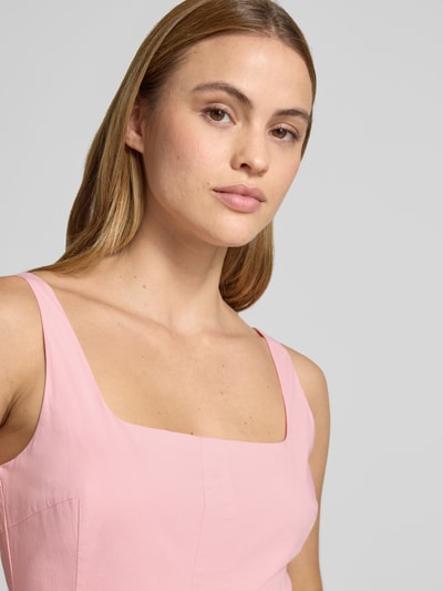 Frauenmodel trägt knielanges Kleid mit Karree-Ausschnitt Modell 'WILLOW' von Staud aus Baumwoll-Elasthan-Mix, Nahaufnahme Oberkörper.