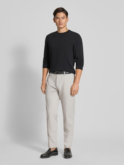 Männermodel trägt Regular Fit Hose mit Baumwoll-Anteil Modell 'Rad' von Antony Morato in Hellbeige, glatte Struktur, Ganzkörperansicht von vorne. Produkt zeigt Gesäßtaschen, Knopf- und Reißverschluss, Bundweite 43 cm, Innenbeinlänge 76 cm bei Größe 50.