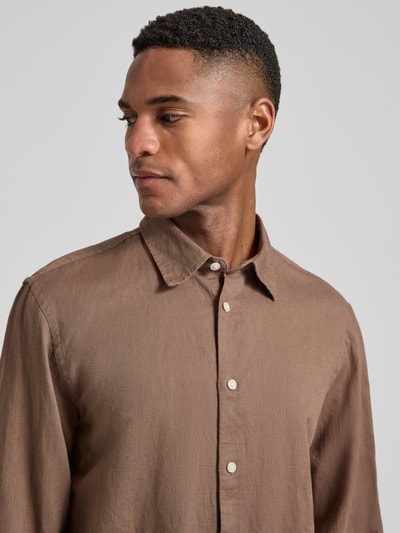 Männermodel trägt Regular Fit Freizeithemd aus Leinen-Baumwoll-Mix Modell 'CLAY LINENBLEND' von SELECTED HOMME in Melange-Optik, Nahaufnahme Oberkörper.
