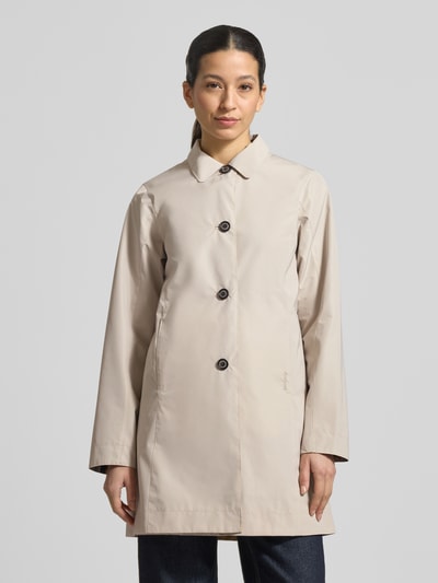 Kobiece model nosi Regular Fit Funktionsjacke mi Umlegekragen od Barbour, jednokolorowa, krój regular fit, wykładany kołnierz, listwa guzikowa, wyhaftowane logo, długi rękaw, hydrofobowy, wpuszczane kieszenie, kieszeń wewnętrzna, całkowity widok z przodu.