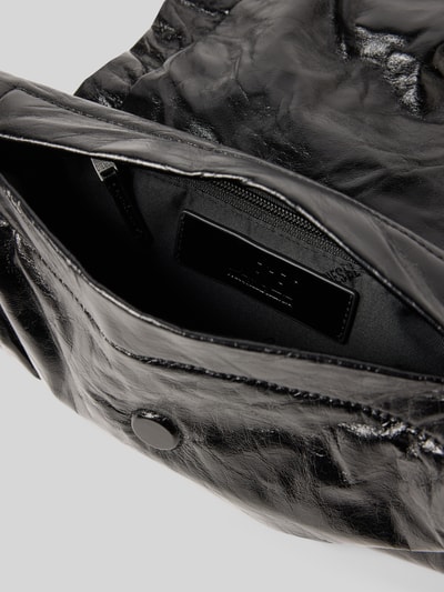 Produktfoto, schwarze Shoulder Bag mit Logo-Detail von Diesel, glänzende Oberfläche, Reißverschlussfach innen, Nahaufnahme des Hauptfachs