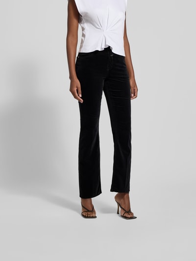 Frauenmodel trägt Jeans mit 5-Pocket-Design von Closed in Schwarz, Baumwoll-Viskose-Mix mit Stretch-Anteil, gerader Schnitt, Nahaufnahme Unterkörper, Ganzkörperansicht von vorne.
