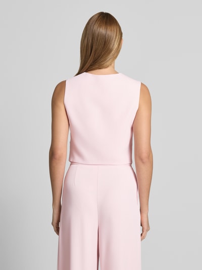 Frauenmodel trägt Satinshirt mit Rundhalsausschnitt von Rinascimento in zartem Rosa, gerader Schnitt, glatte Satintextur, Ganzkörperansicht Rückansicht.