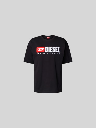 Produktfoto, schwarzes T-Shirt mit Label-Detail von Diesel aus reiner Baumwolle, Regular Fit, gerippter Rundhalsausschnitt, rote und weiße Logoelemente.