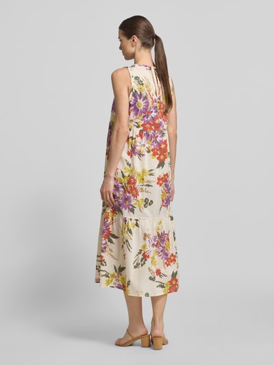 Vrouwenmodel draagt midi-jurk met ronde hals model 'TABARIN' van EMME van puur katoen, loose fit, volantzoom, druppelvormige hals, bloemenprint. Ganzkörperansicht Rückansicht.