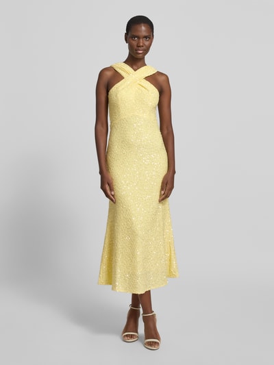 Frauenmodel trägt Midikleid mit Pailletten von Little Mistress in Gelb, A-Linie, Strukturmuster, Rückenreißverschluss, Ganzkörperansicht von vorne. Rückenlänge bei Größe 36: 125 cm.