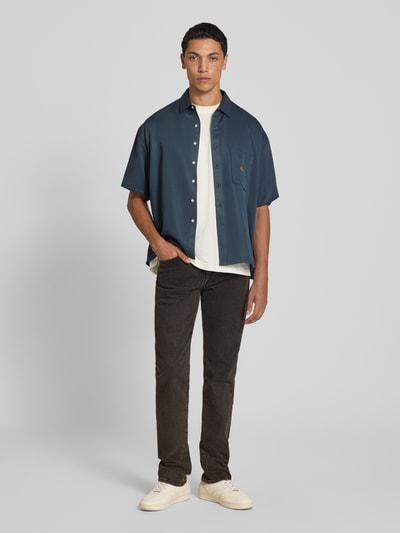 Männermodel trägt Slim Fit Jeans aus Baumwoll-Mix Modell '511® SLIM' von levi's®, Herren slim fit jeans, dunkel, gerade vormen, gladde textuur, Ganzkörperansicht von vorne.