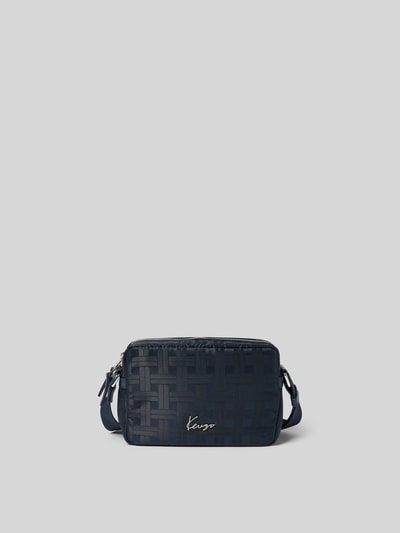 Produktfoto, Crossbody Bag mit Rundum-Reißverschluss von Kenzo, dunkelblau mit Logo-Details und Label-Applikation, strukturierte Oberfläche