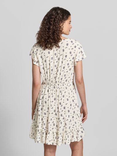 Frauenmodel trägt tailliertes Damen Freizeitkleid von Only, Modell 'CLAUDETTE', Optik: Allover-Muster, reine Viskose, Volant-Saum, Ganzkörperansicht Rückansicht.