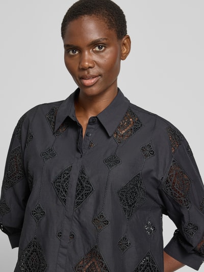 Frauenmodel trägt Regular Fit Bluse mit Häkelspitze Modell 'MURIEL' von Bash, schwarze Farbe, Hemdblusenkragen, Nahaufnahme Oberkörper.
