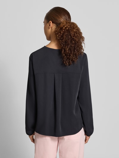 Kobieta modelka nosi Relaxed Fit Bluse mit Tunnelzug od Marc Cain, czarna, długie rękawy z elastycznymi zakończeniami, dekolt w serek, długość tyłu w rozmiarze 36: 61 cm, długość rękawów w rozmiarze 36: 62 cm, widok całej sylwetki z tyłu