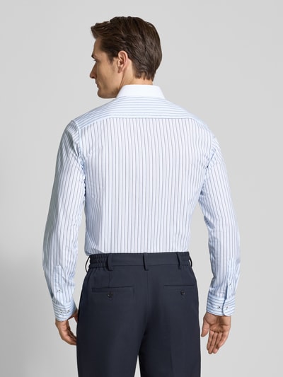 Männermodel trägt Slim Fit Business-Hemd mit Kentkragen von ETERNA, blauw-wit gestreept, puur katoen, zakelijk, met knoopsluiting, langärmelig, sportmanchet, ruglengte 80 cm, schouderbreedte 45 cm, mouwlengte 67 cm, Ganzkörperansicht Rückansicht.