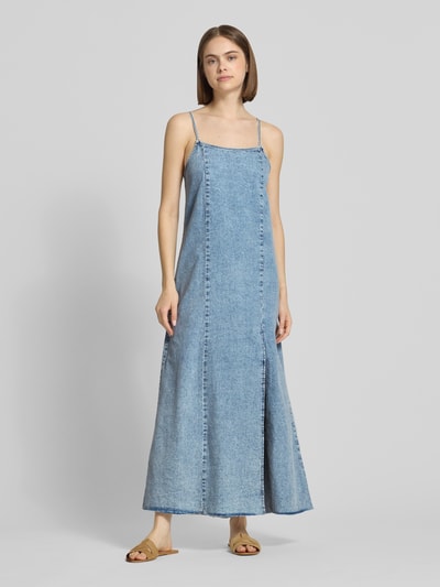 Frauenmodel trägt Jeanskleid mit Spaghettiträgern Modell 'SIGNE' von Noisy May, reine Baumwolle, Maxikleid, Straight Fit, Ganzkörperansicht von vorne