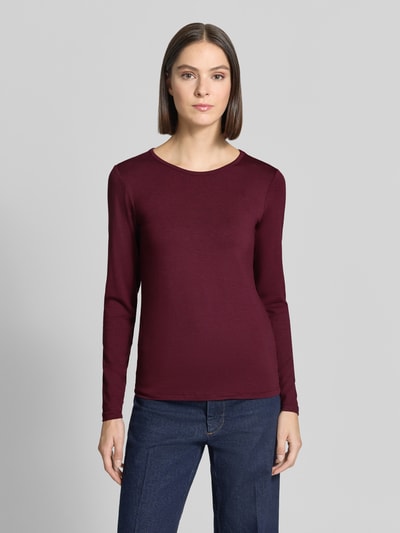 Frauenmodel trägt Longsleeve aus Viskose-Elasthan-Mix Modell 'Liana' von FREE/QUENT in dunklem Bordeaux, glatte Textur, Ganzkörperansicht von vorne, Damen Longsleeve, Slim Fit, Rundhalsausschnitt, Rückenlänge bei Größe S 59 cm.