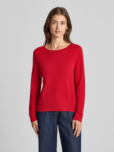 Vrouwenmodel draagt felrode regular fit pullover uit mix van scheerwol en kasjmier model 'Lisa' van Brax, Dames pullover, geheelvooraanzicht.
