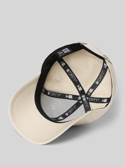 Produktfoto, Base Cap mit Motiv-Stitching von New Era aus reiner Baumwolle in Beige mit Logo-Stitching, gebogenem Schirm und Innenbändern.