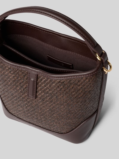 Produktfoto, Umhängetasche mit Tragehenkel von Mango aus Material-Mix in Braun mit Label-Detail, Hauptfach mit Magnetverschluss, Maße: Breite 18 cm, Länge 19 cm, Tiefe 10 cm, Länge Schulterriemen 114 cm