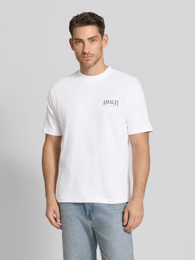 Männermodel trägt T-Shirt aus Baumwolle mit rückseitigem Print von MCNEAL, Relaxed-Fit, Rundhalsausschnitt, Herren T-Shirt, Reine Baumwolle, Rückenlänge 62 cm, Größe M, Ganzkörperansicht von vorne.