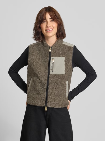 Frauenmodel trägt Weste mit Zweiwege-Reißverschluss und Brusttasche Modell 'Rowe' von MOS MOSH in Teddyfell, Regular Fit, Stehkragen, Olive und Beige, Strukturmix, Ganzkörperansicht von vorne.