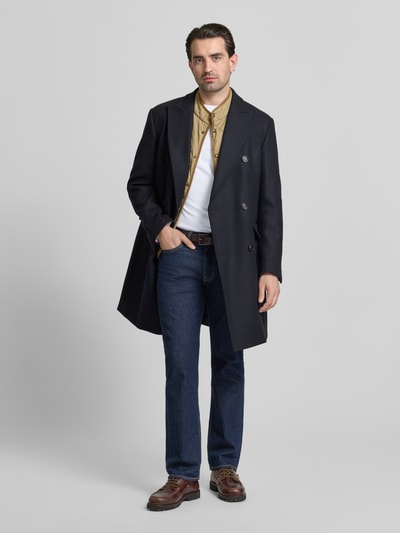 Męski model ma na sobie Custom Slim Fit Longsleeve mit Label-Stitching von Polo Ralph Lauren, bawełna, krój slim fit, okrągły dekolt, długość tyłu 70 cm w rozmiarze M, całopostaciowy widok z przodu.
