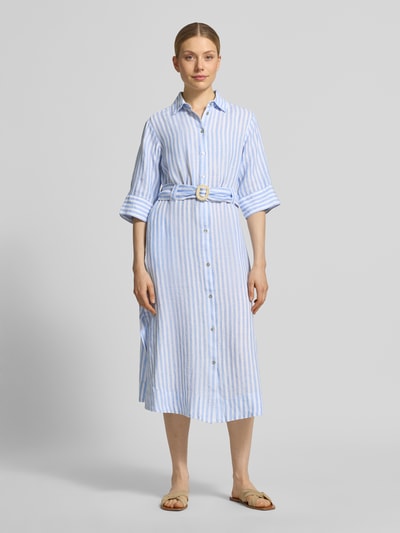 Vrouwenmodel draagt Hemdblusenkleid aus Leinen mit Gürtel van Christian Berg Woman, lichtblauw-wit gestreept, midi, taillored fit, knoopsluiting, riem, hemdkraag, pure linnen, vooraanzicht hele lichaam