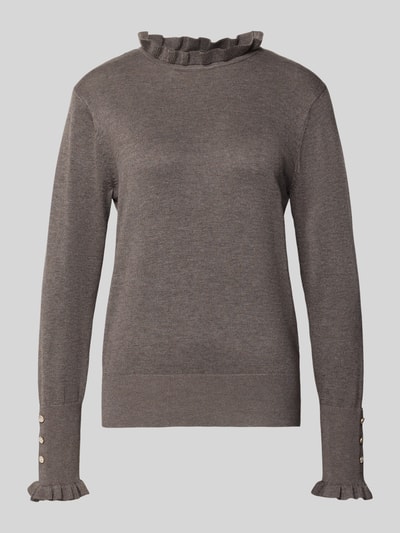 Produktfoto, brauner Strickpullover mit Stehkragen und Rüschen Modell 'Katie' von FREE/QUENT, Knöpfe am Ärmel, feine Textur, Regular Fit