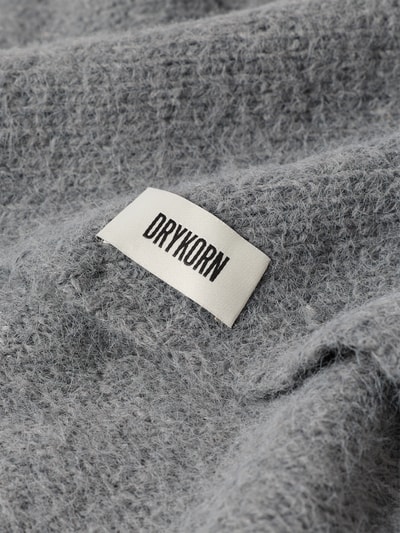 Produktfoto, Dreieckstuch mit Woll-Anteil von DRYKORN, graue Strick-Optik, Label-Patch, eingefasste Abschlüsse, Material-Mix, Detailansicht