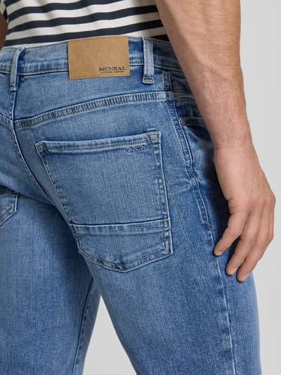Männermodel trägt Regular Fit Jeans mit Eingrifftaschen von MCNEAL, Used-Look, Baumwoll-Elasthan-Mix, Nahaufnahme Rückansicht.