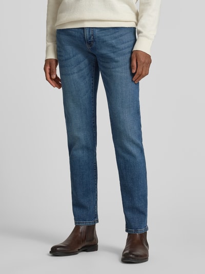 Männermodel trägt Tapered Fit Jeans im 5-Pocket-Design Modell 'Lyon' von Pierre Cardin, Baumwoll-Mix, mittleres Blau, Nahaufnahme Oberkörper