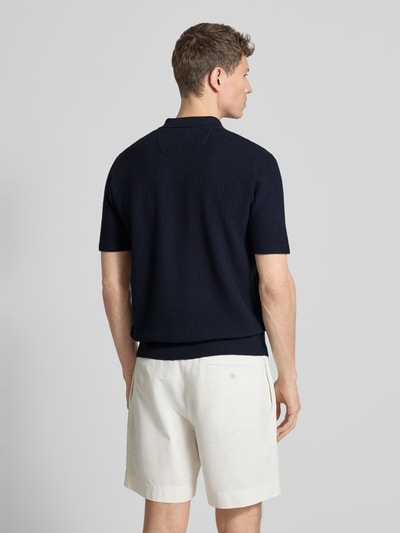 Männermodel trägt Regular Fit Poloshirt in Strick-Optik von Fynch-Hatton in Dunkelblau, Baumwoll-Mix, Polokragen, Rückenlänge 67 cm, Ganzkörperansicht Rückansicht.