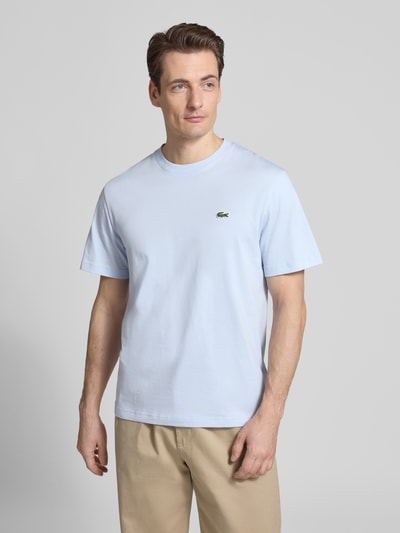 Męski model nosi Regular Fit Poloshirt aus reiner Baumwolle von Lacoste, jednolity kolor, wyhaftowane logo, okrągły dekolt, krótki rękaw, bawełna, Ganzkörperansicht von vorne