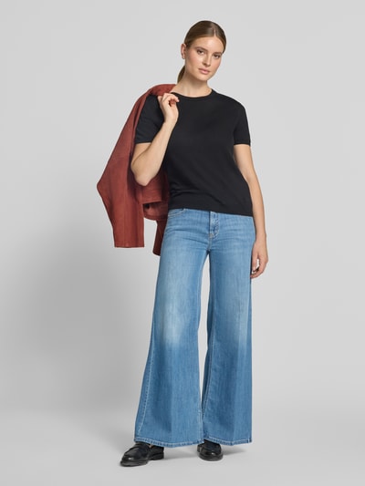 Modelka nosi jasnoniebieskie jeansy Wide & Loose Fit Jeans aus Baumwoll-Mix Modell 'PALAZZO FLARE' von CAMBIO, damskie jeansy, czarny t-shirt, Ganzkörperansicht von vorne, kontekst: Damen Wide & Loose Fit Jeans von CAMBIO.