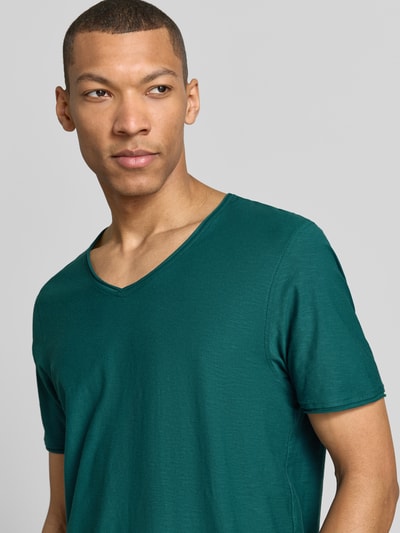 Männermodel trägt Regular Fit T-Shirt mit V-Ausschnitt von MCNEAL aus Reine Baumwolle mit Rollsaum, Nahaufnahme Oberkörper.